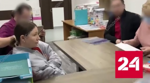 Приехавшая в суд Блиновская спряталась от камер за капюшоном - Россия 24