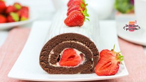 Нежнейший шоколадный рулет с клубникой (Так просто и так вкусно!)