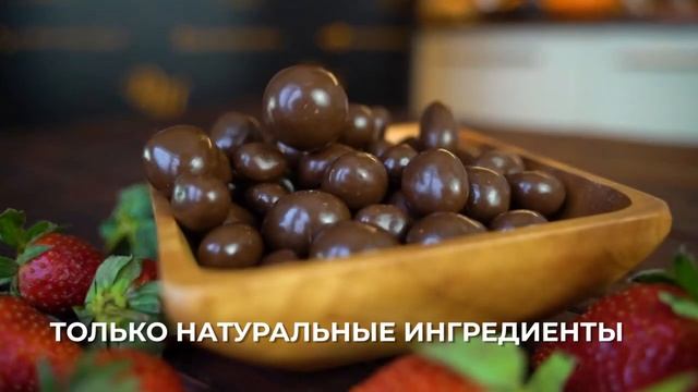 Ягоды клубники и малины в шоколаде