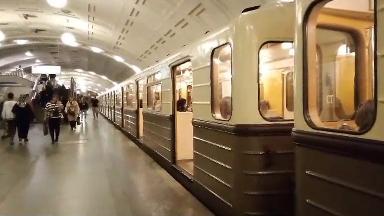 Москва. Ретропоезд на станции «Библиотека им. Ленина». 10 июня 2023