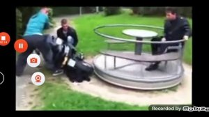 Раскрутили карусель мотоциклом . А мужчина выпал