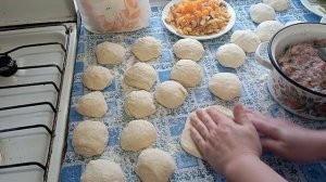 Пирожки, беляши, чебуреки из слоёного теста жареные. Pies, belyashi, pasties from puff pastry fried