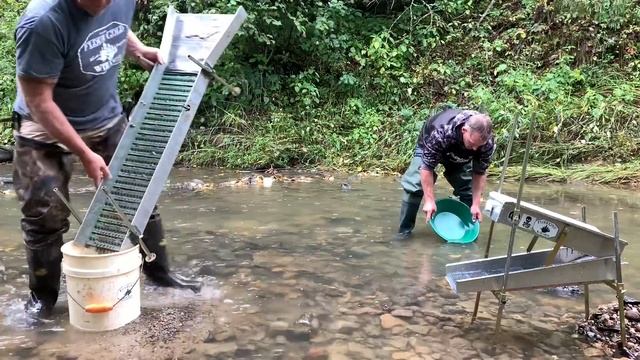 Gravity powered highbanker catches GOLD #grassrootsmining смотреть онлайн