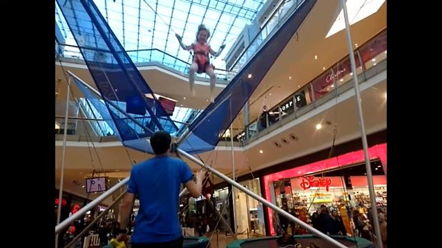 Лиза прыгает на батуте с резинками. Весело и интересно. смотреть онлайн