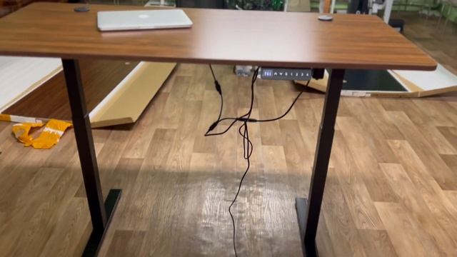 Компьютерный  игровой стол с электроприводом для регулировки высоты