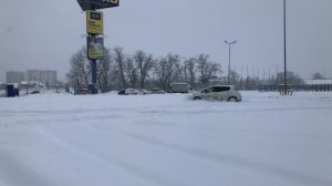 Засадили Ниссан-лиф в снег