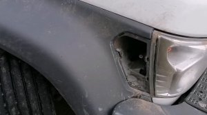 Устраняем  пробоину в правом люке фары. Газон Некст. Бесплатный ЛайфХак.