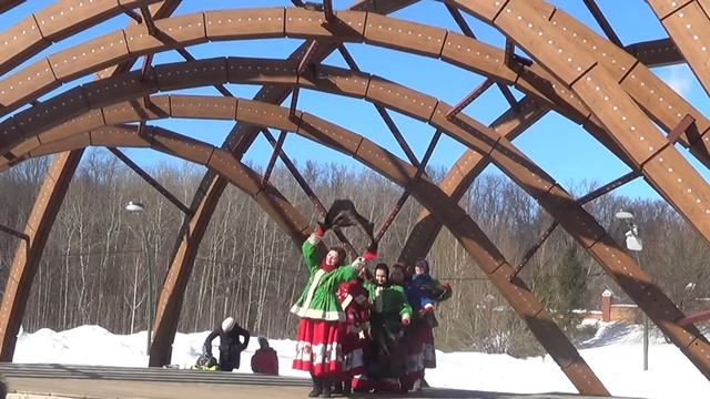 8 марта в Горкинском лесу Танец с платками смотреть онлайн