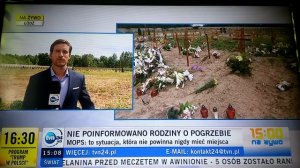 _Ten pogrzeb..._ - wpadka reportera TVN24