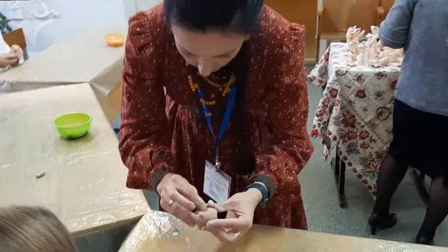 Киров  Мастер глиняной игрушки проводит мастер класс для школьников