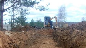 Планировка и бурение под ленту фундамента забора мини-экскаватором JCB 8020