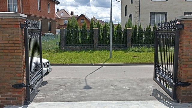 Кованые распашные ворота