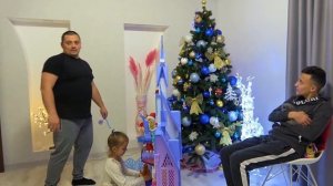 Первое путешествие нашего КОТЁНКА Купили новые игрушки Нарядили ЁЛКУ Пробуем фрукты из Таиланда