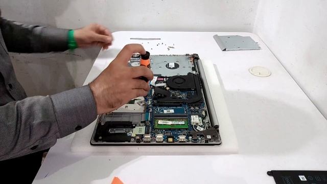 Dell Inspiron 5570 RAM, HDD Touchpad, Battery replacement смотреть онлайн