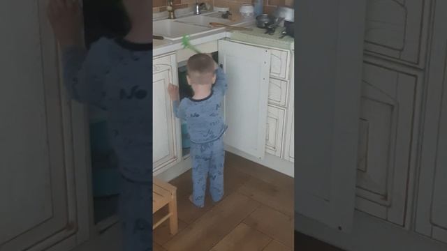 Высыпаем мусор с совка #игрыдома #2года