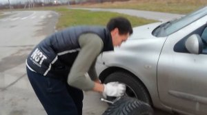 Как открутить колесо если болты прикипели, а под рукой только ключ и запаска?