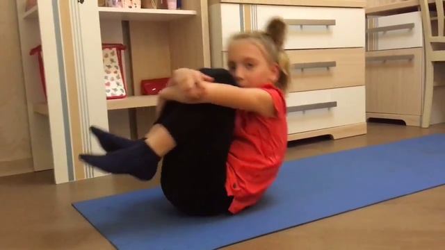 ГИМНАСТИКА ДЛЯ ДЕТЕЙ! ДЕЛАЕМ ПЕРЕКАТ И ШПАГАТ В ДОМАШНИХ УСЛОВИЯХ