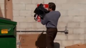 мем дед выбрасывает комп в мусорный контейнер!