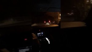 Парень красиво поет в машине с друзьями!