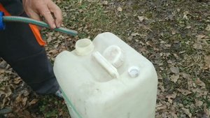 Опрыскивание сада при помощи кешера.