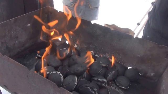 Горение брикета. Как мы тестировали брикетированный уголь. смотреть онлайн