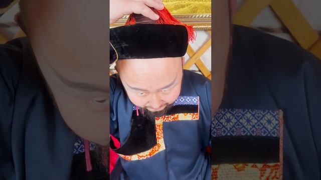 Противный смех. Китаец в бурятском костюме, юмор. Хулун-Буир, Китай.