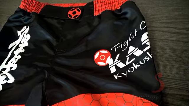 Видеообзор рашгарда и бойцовских шорт для каратэ от DARsport ru смотреть онлайн