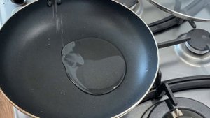 ПОТРЯСАЮЩИЕСЯ ОЛАДЬИ С КОЛБАСОЙ И ПОМИДОРАМИ, мини - пицца на сковороде! | Irina Belaja