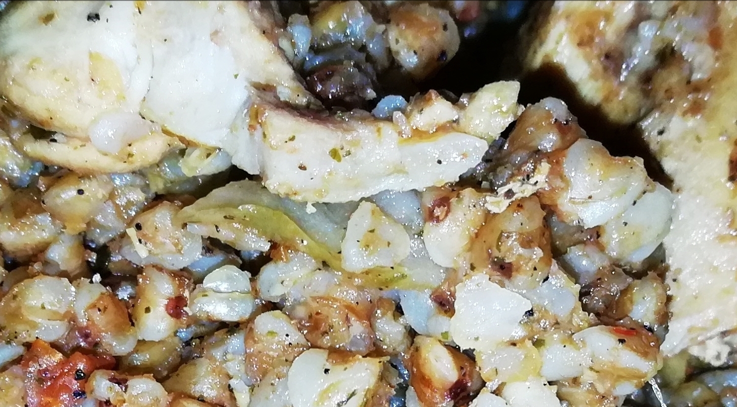 Куриное филе с гречкой на сковороде. Куриное филе с гречкой в духовке. гречка с куриным филе в духовке. гречка с филе курицы в духовке. гречка с курицей в сливочном соусе.