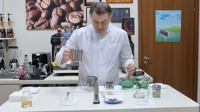 Сергей Колбеев из Барменской Ассоциации России готовит коктейль Сырный капучино.