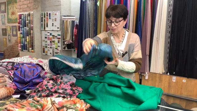 С чем носить твидовый жакет цвета фуксии? смотреть онлайн