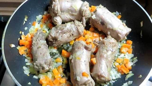 Картофель тушеный с шейками индюшки  ОЧЕНЬ ВКУСНО! #шеииндюшки #бюджетноеблюдо