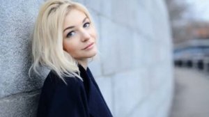 Узнаете эту глупышку из российских комедий? Только посмотрите, какая в жизни Ксения Непотребна