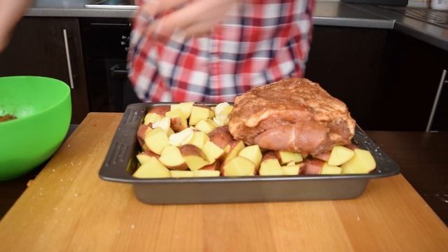 Свинина запеченная в аджике с картофелем. Элементарно просто и невероятно вкусно смотреть онлайн