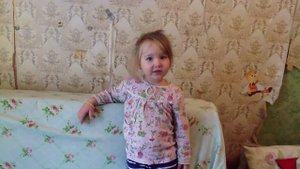 Маленькая девочка рассказывает стих