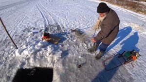 С дядей Толей ставим сети под лёд. И Дед всё об этом рассказывает. Вторая часть.