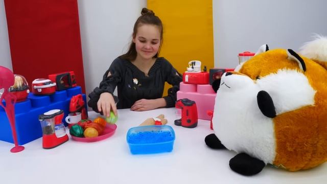 Мультики для детей — ОЖИВШИЕ мягкие игрушки кушают варенье