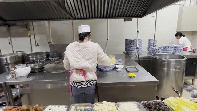 【4K】The most famous Yunnan food: Mengzi chrysanthemum and cross-bridge rice noodles смотреть онлайн