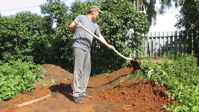 Зарядка на свежем воздухе с совковой лопатой в руках смотреть онлайн