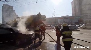 Пожар автомобиля. Полицейские Днепра и огнеборцы спасли машину