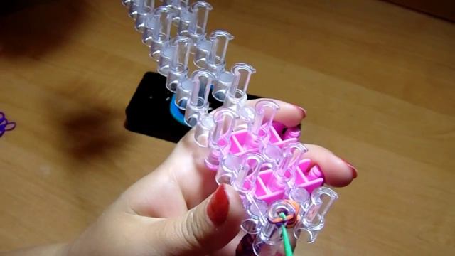 Плетение из резинок Браслет-Триада окончание. смотреть онлайн