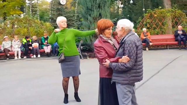 СЕГОДНЯ ИЗМЕНИЛОСЬ ВСЕ ВОКРУГ 14 Октября 2023 ХАРЬКОВ ТАНЦЫ В ПАРКЕ УКРАИНА смотреть онлайн