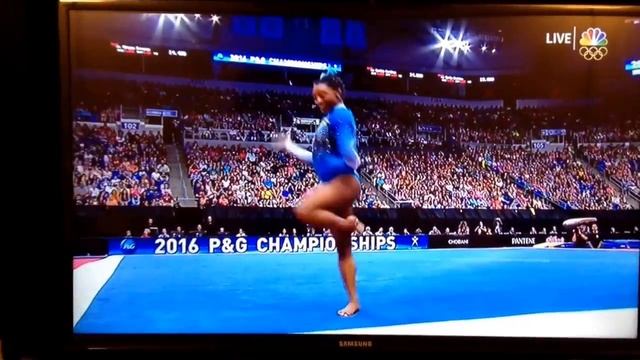Simone Biles winks at Shawn Johnson during floor routine - U.S. Gymnastics women's finals 2016 смотреть онлайн