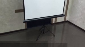 Мобильный проекционный экран на штативе KROMAX Linen