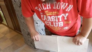 Стык плитки и ламината без порожков. Тест на прочность  герметика  Sika