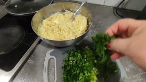 Готовлю драники  из кабачков и картошки. Со сметаной и сыром объедение.