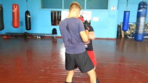 Уход с линии атаки от Маваши гери гедан (Лоу кик) по дальней ноге с последующей контратако в корпус