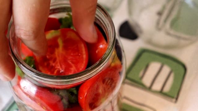 Мариновані помідори половинками без стерилізації.