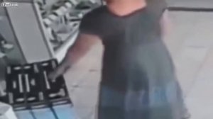 Цыганка крадёт телевизор