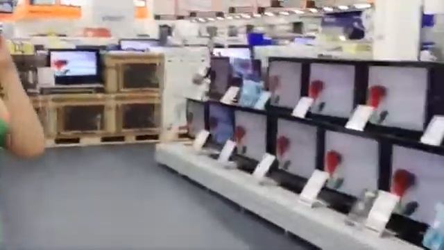 Парень сделал предложение прямо в супермаркете смотреть онлайн